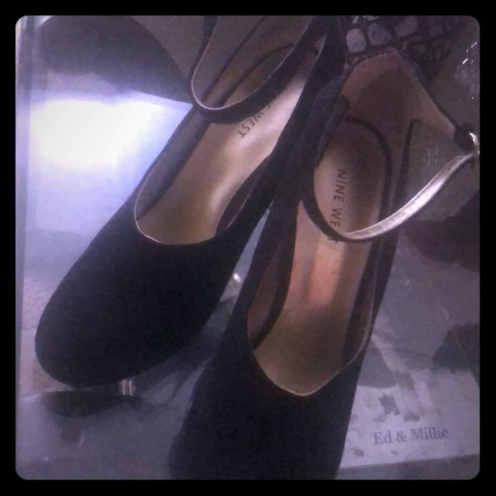 Black dress shoe